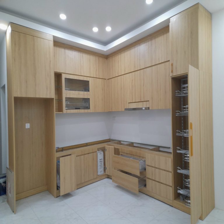 Hệ tủ bếp chữ L làm từ tấm nhựa PLASKER phủ Laminate vân gỗ sáng trước khi lắp mặt đá