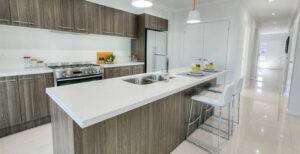 tủ bếp nhựa pvc cánh tủ phủ laminate