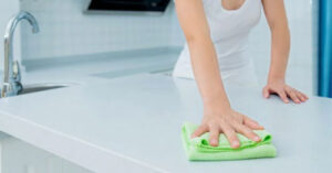 Vệ sinh tấm nhựa PVC ốp tường đúng cách