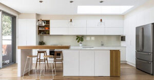 Nên làm tủ bếp bằng tấm nhựa PVC hay gỗ công nghiệp MDF