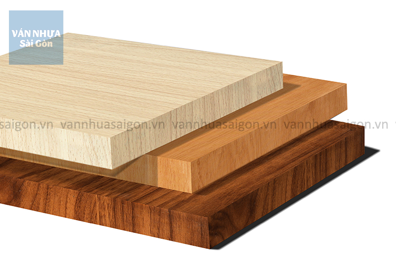Vật Liệu Làm Tủ Bếp Nào Bền Nhất Trong Môi Trường Ẩm? 4 Ba tấm vật liệu nội thất xếp chồng lộ cạnh, minh hoạ điểm nước thấm vào
