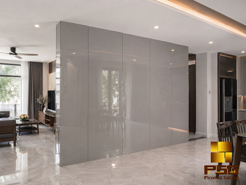 Mua Tấm Nhựa PVC Plasker Ở Đâu Tại TPHCM? 12 Vách ngăn phòng bằng tấm nhựa PVC bề mặt bóng gương màu ghi sáng, ngăn phòng khách với bàn ăn