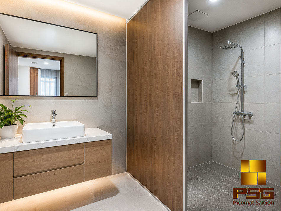 Vách ngăn phòng tắm bằng tấm nhựa PVC vân gỗ nâu, tách khu lavabo với buồng tắm đứng chống ẩm